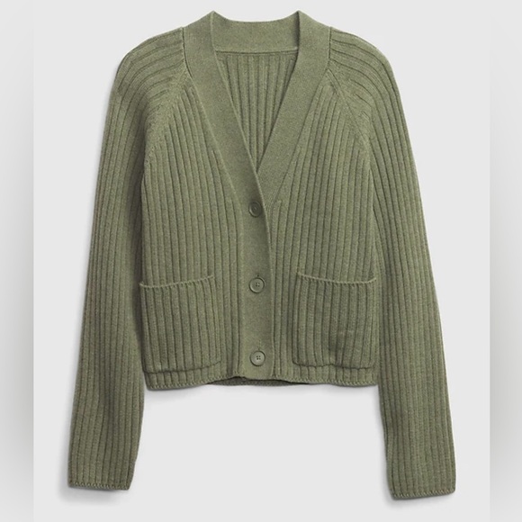 GAP Sweaters - GAP Women's Olive Chunky Rib Slightly Cropped Pocket Cardigan